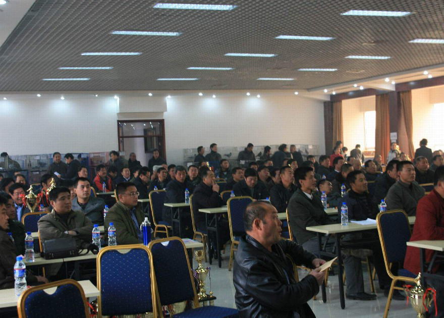 拍賣會現(xiàn)場競價場景